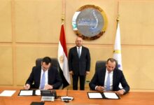 وزير النقل يشهد توقيع عقد تنفيذ أعمال البنية الفوقية لمشروع محطة الحاويات تحيا مصر 1 بميناء دمياط