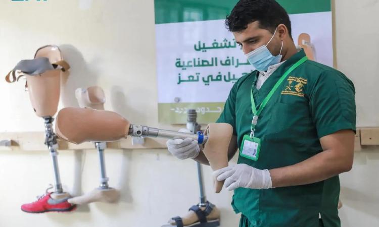 مركز الملك سلمان للإغاثة يدعم مركزًا للأطراف الصناعية ويقدم خدمات طبية في محافظتى عدن وحجة باليمن