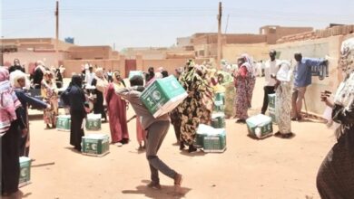 مركز الملك سلمان للإغاثة يوزع آلاف من الحقائب الإيوائية والسلال الغذائية فى السودان